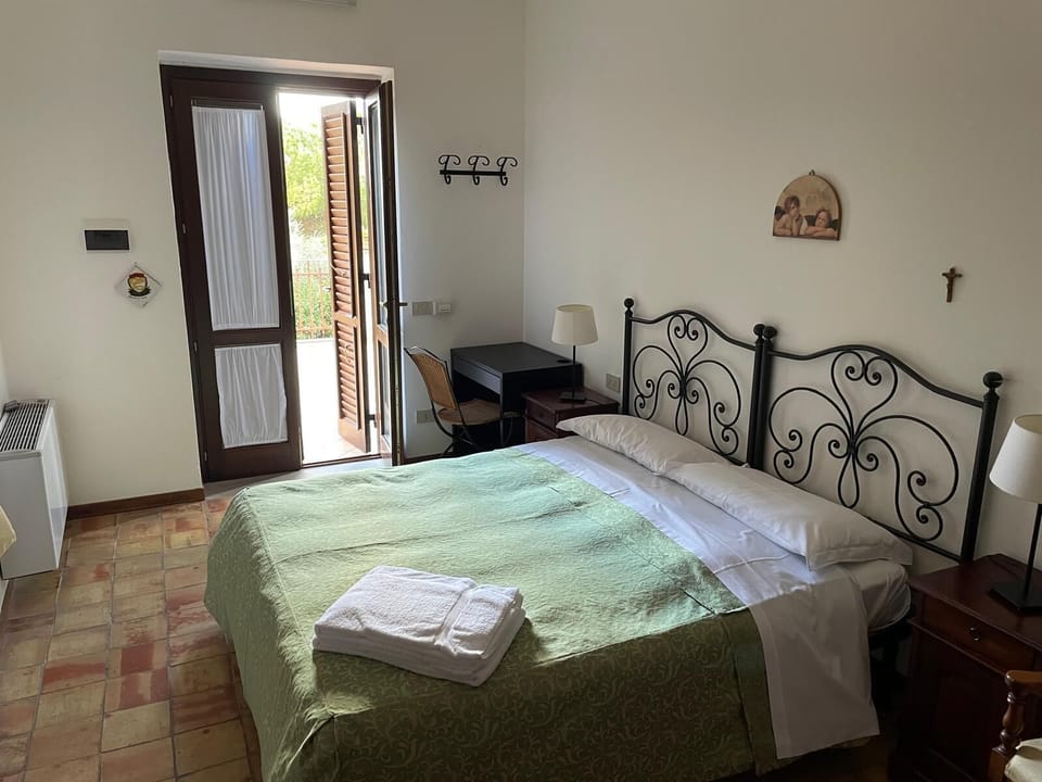 Triple Room | Soundproofing, cribs/infant beds, WiFi, wheelchair access