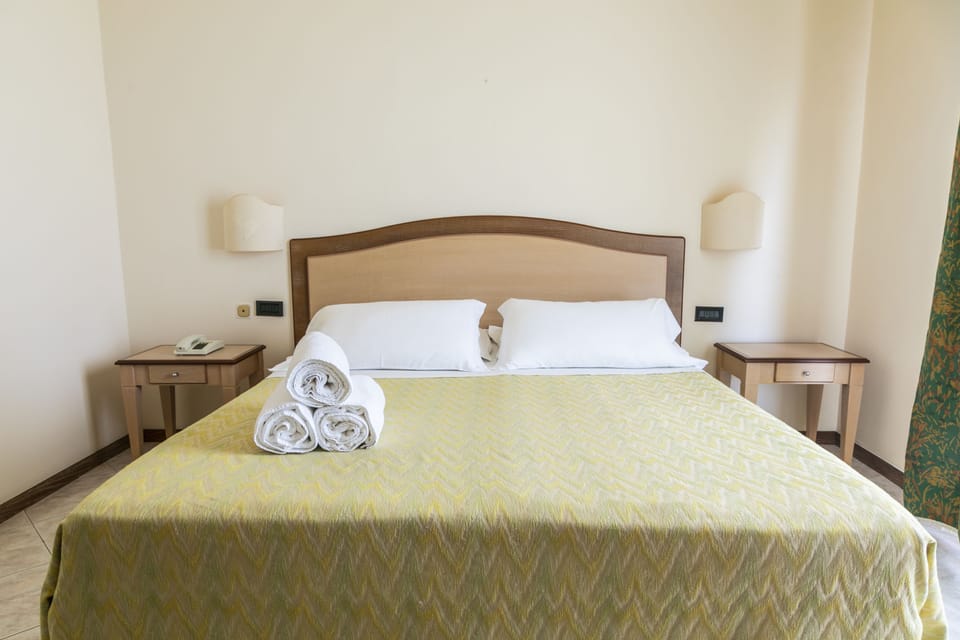 Superior Double Room, Sea View | Minibar, in-room safe, desk, soundproofing