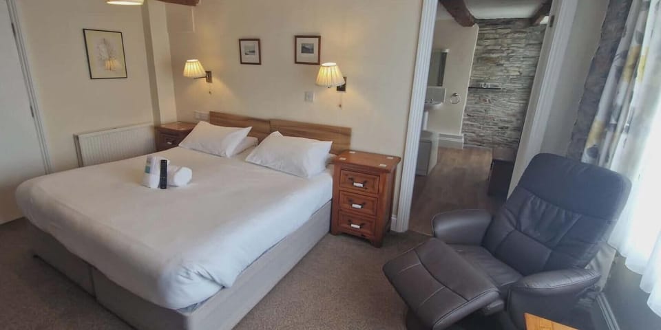 Superior King Room | Desk, laptop workspace, iron/ironing board, free WiFi
