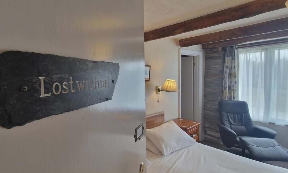 Superior King Room | Desk, laptop workspace, iron/ironing board, free WiFi