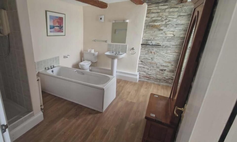 Superior King Room | Bathroom | Separate tub and shower, free toiletries, hair dryer, towels