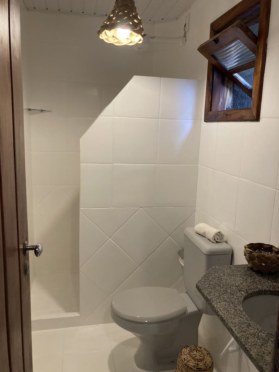 Standard Triple Room | Bathroom | Shower, free toiletries, hair dryer, towels