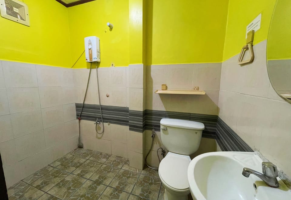 Standard Room | Bathroom | Shower, rainfall showerhead, towels