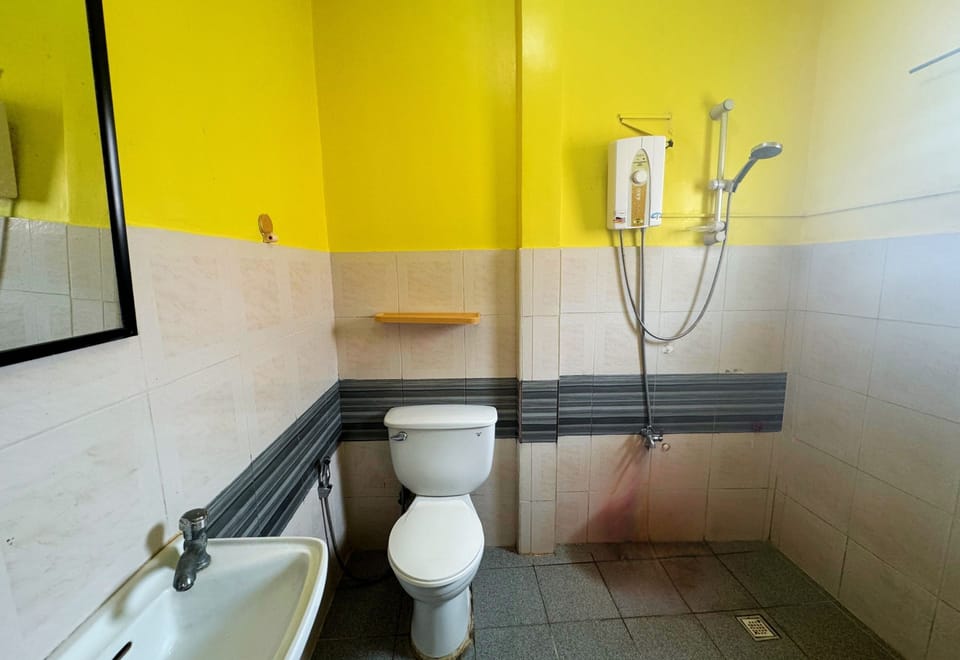 Family Room | Bathroom | Shower, rainfall showerhead, towels