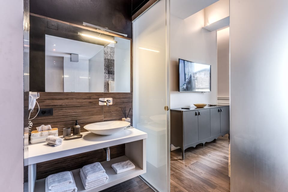 Junior Suite | Bathroom | Shower, free toiletries, hair dryer, slippers