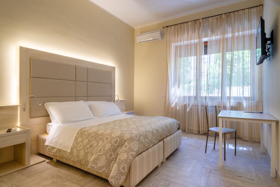 Deluxe Double or Twin Room | Minibar, in-room safe, free WiFi, bed sheets