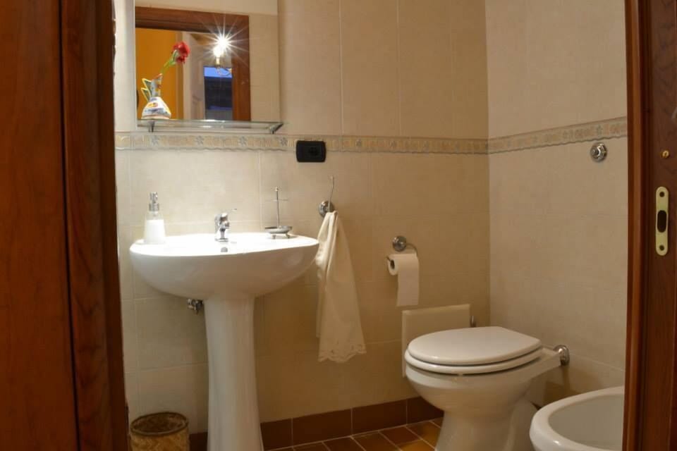 Double Room | Bathroom | Free toiletries, hair dryer, bidet, towels