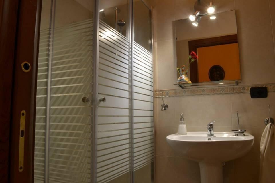 Double Room | Bathroom | Free toiletries, hair dryer, bidet, towels