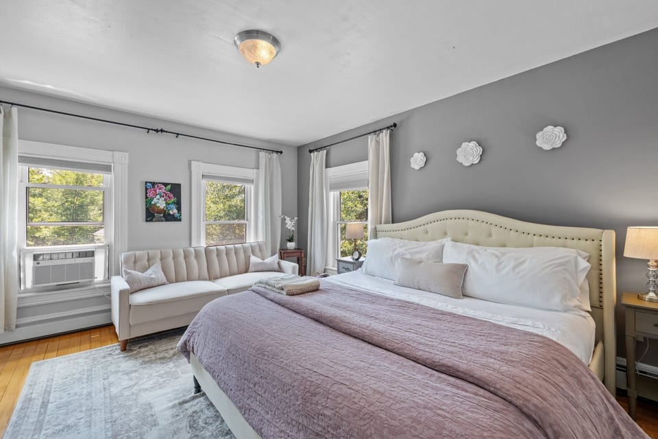 Mink Island | Premium bedding, individually decorated, individually furnished, desk