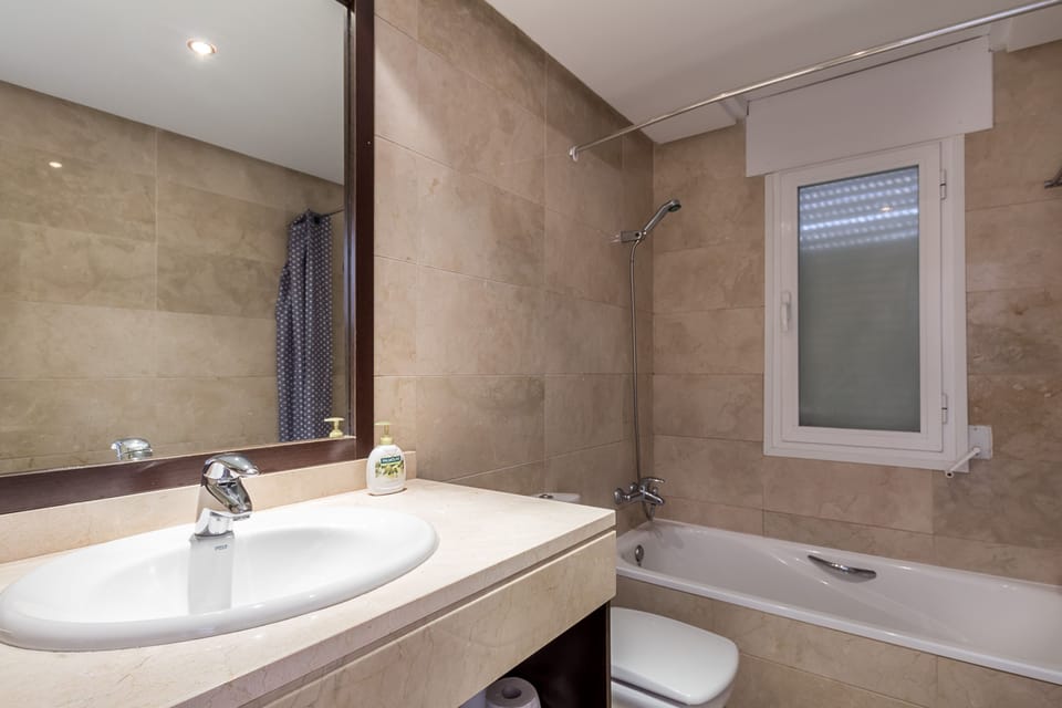 Apartment, 3 Bedrooms, 2 Bathrooms | Bathroom | Separate tub and shower, hair dryer, bidet, towels