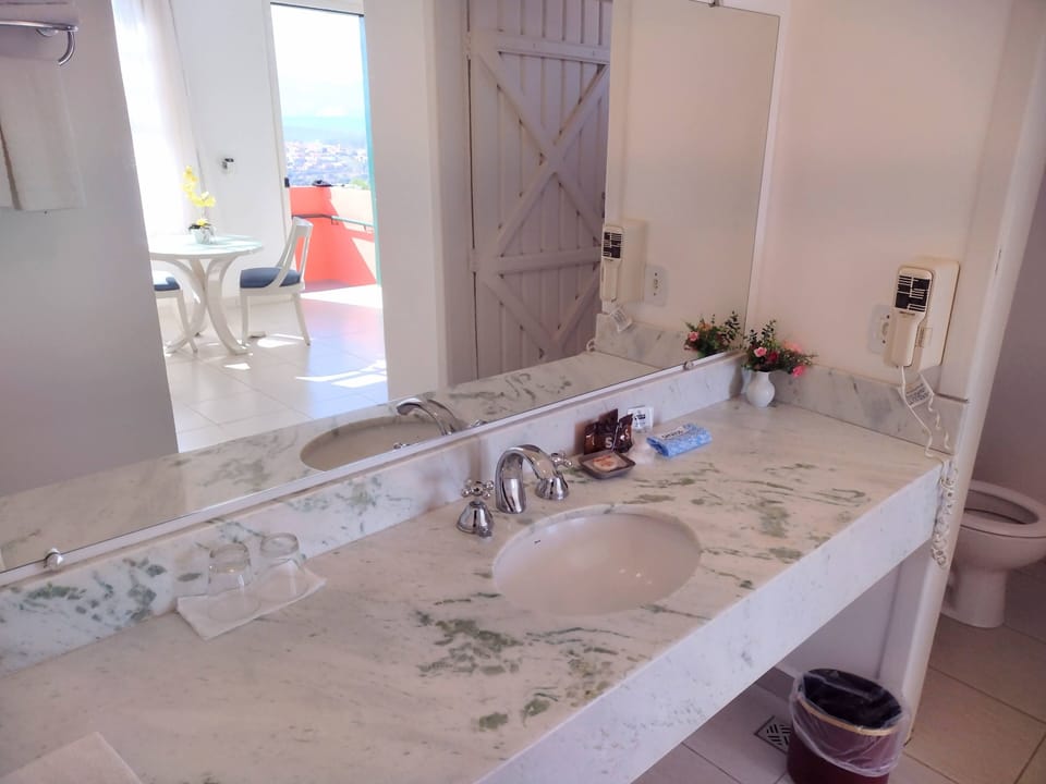 Deluxe Double Room | Bathroom | Shower, free toiletries, hair dryer, towels