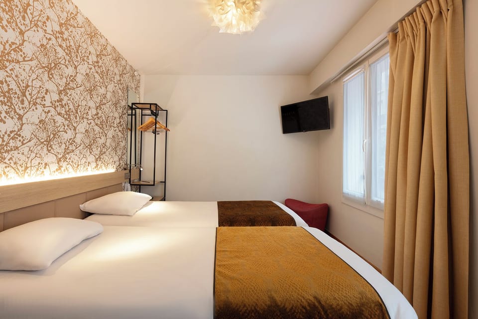 Classic Twin Room | Minibar, in-room safe, individually decorated, individually furnished