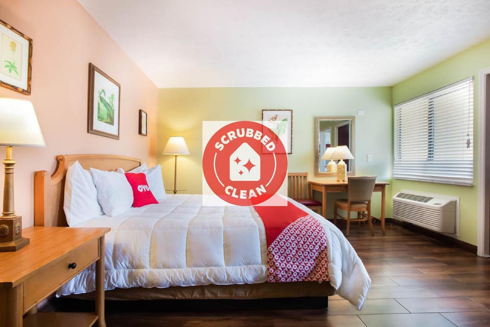 Room, 1 King Bed | Desk, iron/ironing board, free WiFi, bed sheets