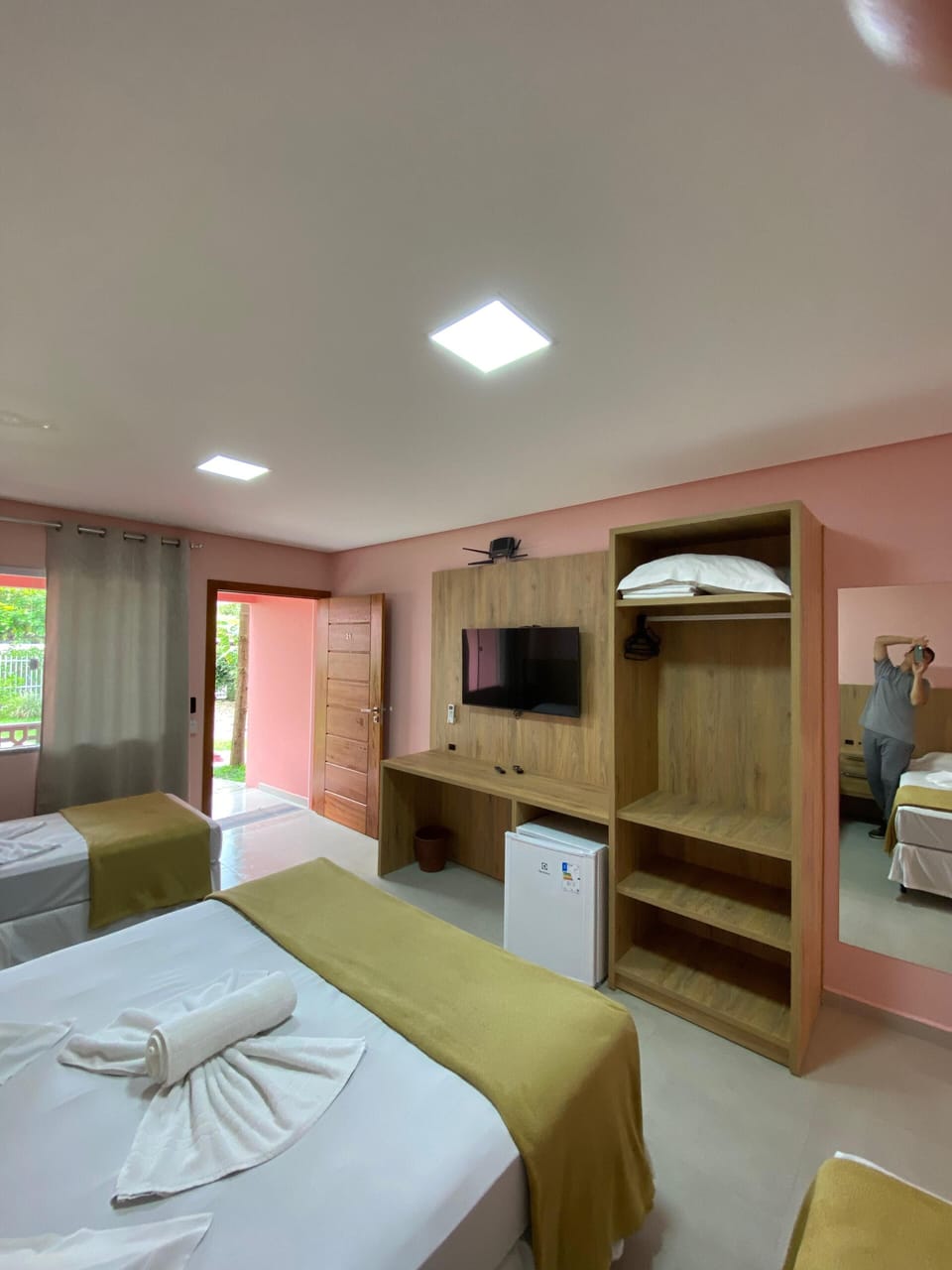 Minibar, desk, laptop workspace, free WiFi