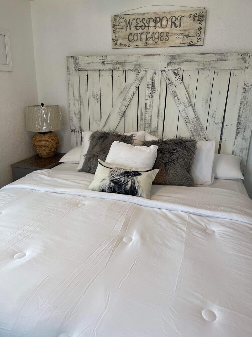 Cabin, 1 King Bed | Individually decorated, individually furnished, iron/ironing board