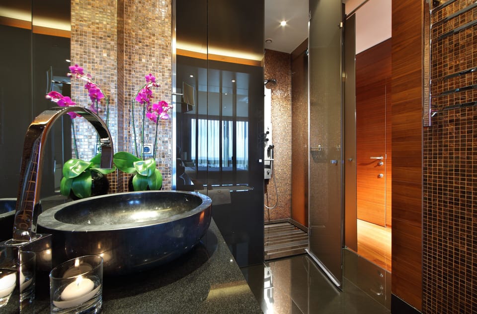 Separate tub and shower, designer toiletries, hair dryer, towels