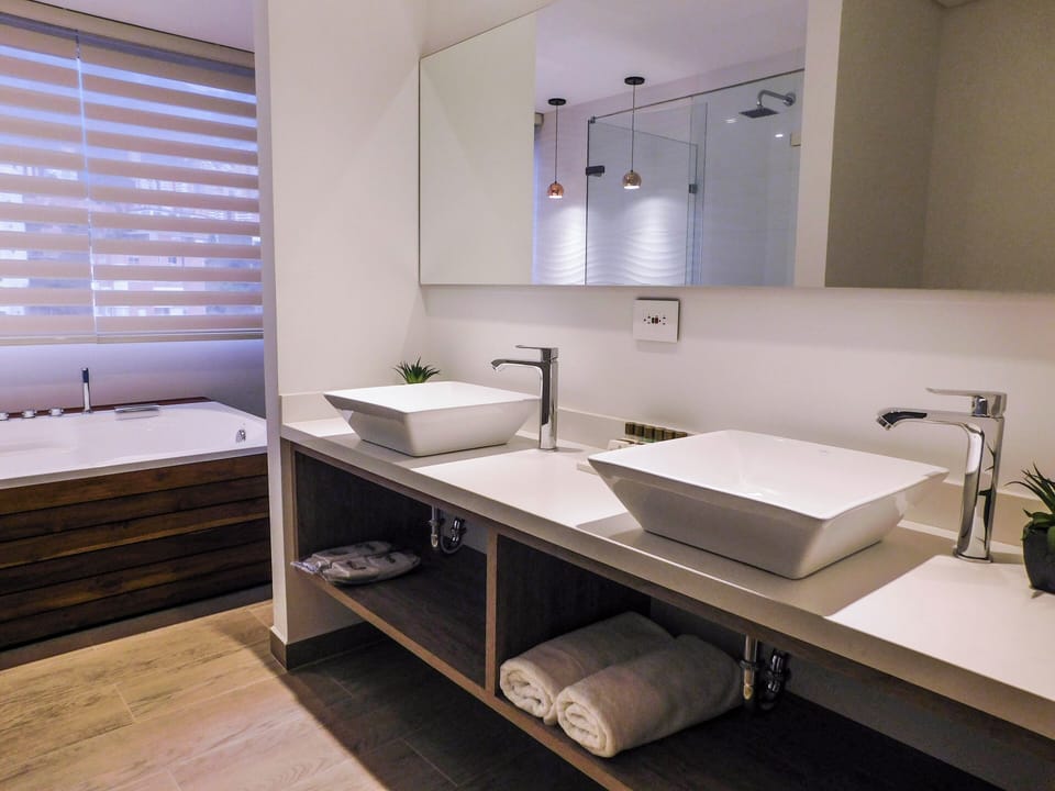 Shower, rainfall showerhead, free toiletries, hair dryer