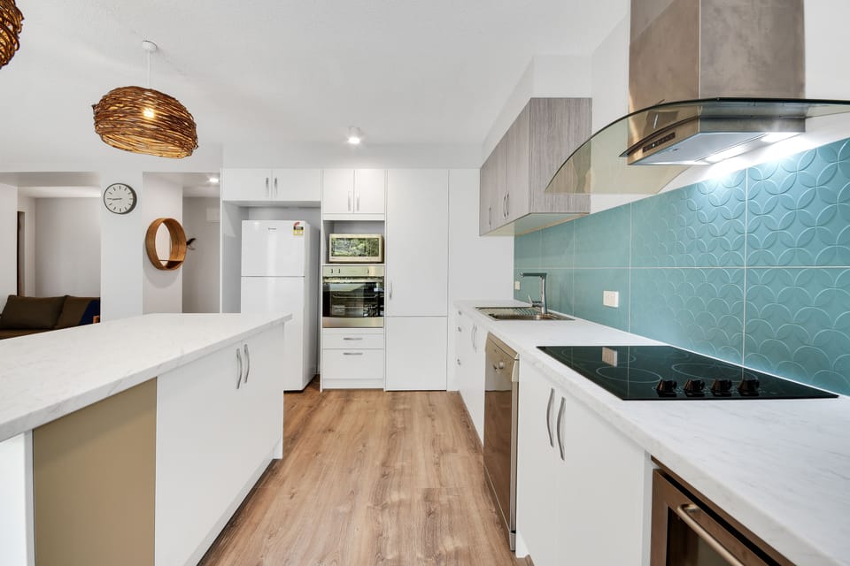 Full-size fridge, microwave, oven, stovetop