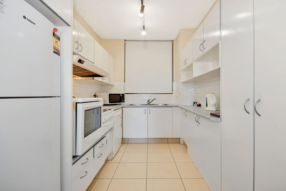 Apartment, 2 Bedrooms | Private kitchen | Fridge, microwave, stovetop, dishwasher