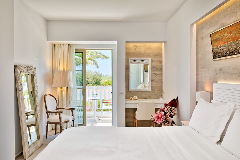 Junior Suite | Private kitchenette | Fridge, espresso maker, coffee/tea maker, electric kettle