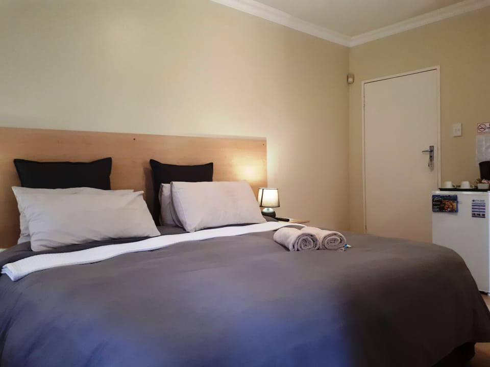 En-suite Bedroom | Minibar, in-room safe, WiFi (free), bed sheets