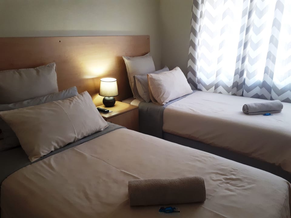 En-suite Bedroom | Minibar, in-room safe, WiFi (free), bed sheets