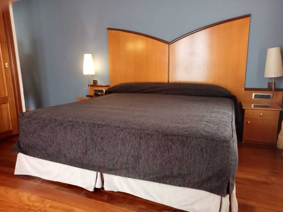 Double Room (Mirador) | Desk, laptop workspace, blackout drapes, iron/ironing board