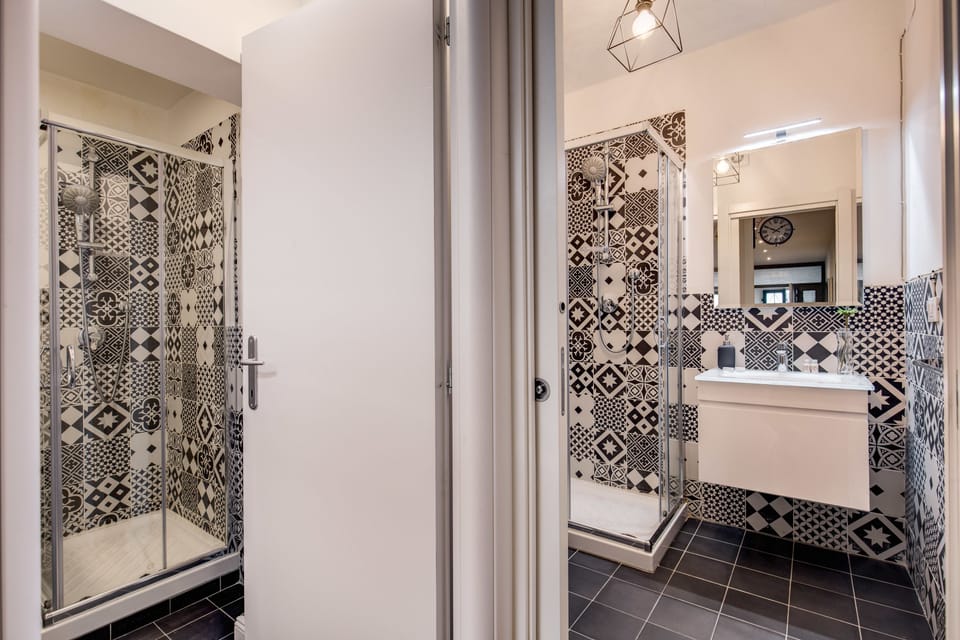 Classic Triple Room (Private External Bathroom) | Bathroom | Free toiletries, hair dryer, towels