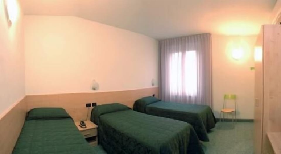 Desk, soundproofing, free WiFi, bed sheets