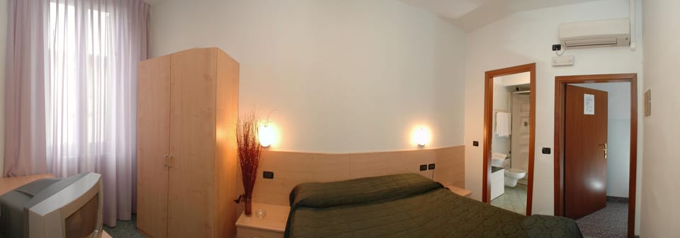 Classic Double Room, 1 Double Bed, Non Smoking, Ensuite | Desk, soundproofing, free WiFi, bed sheets