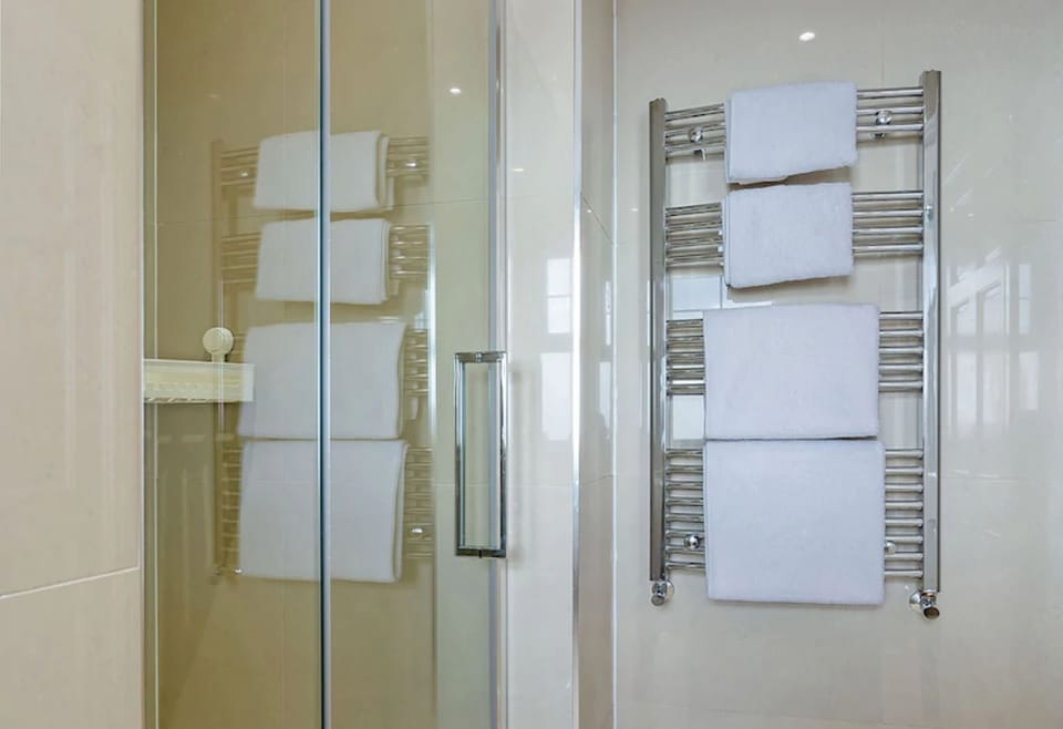Superior Double Room, Ensuite, Sea View (with bath or shower) | Bathroom