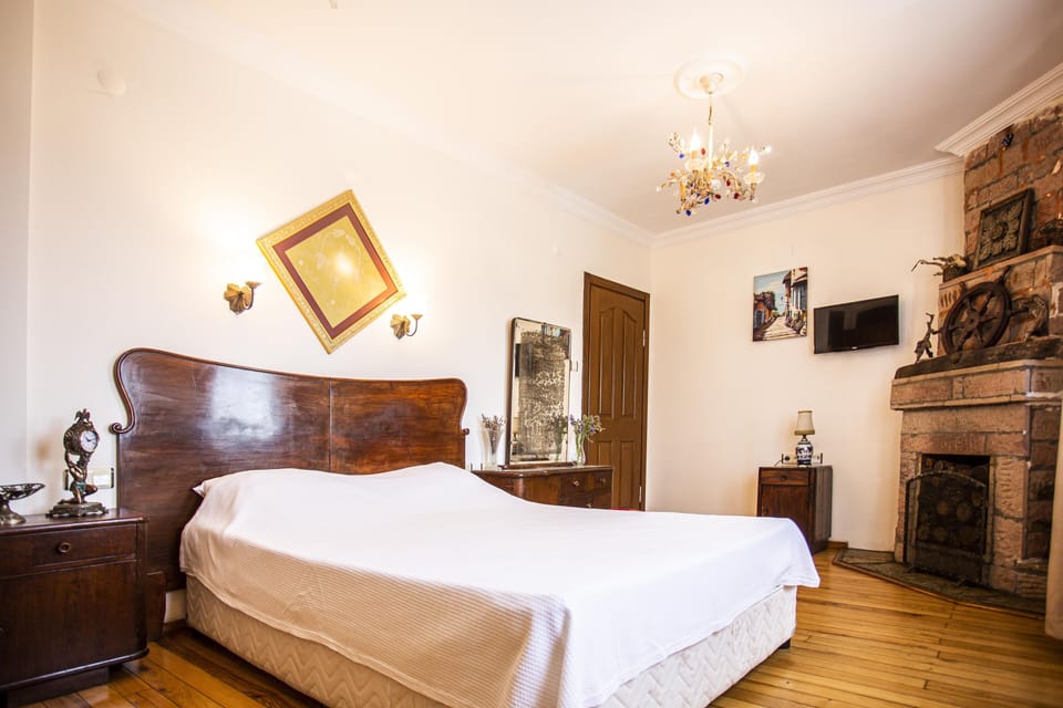 Premium bedding, minibar, blackout drapes, free WiFi