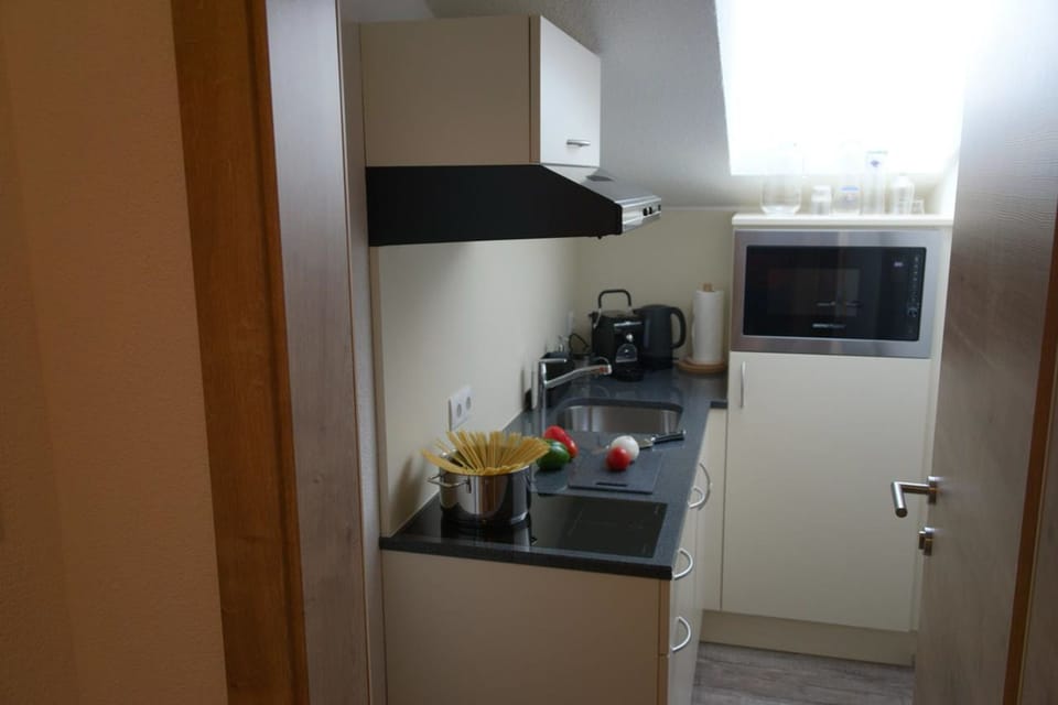Full-size fridge, microwave, stovetop, dishwasher