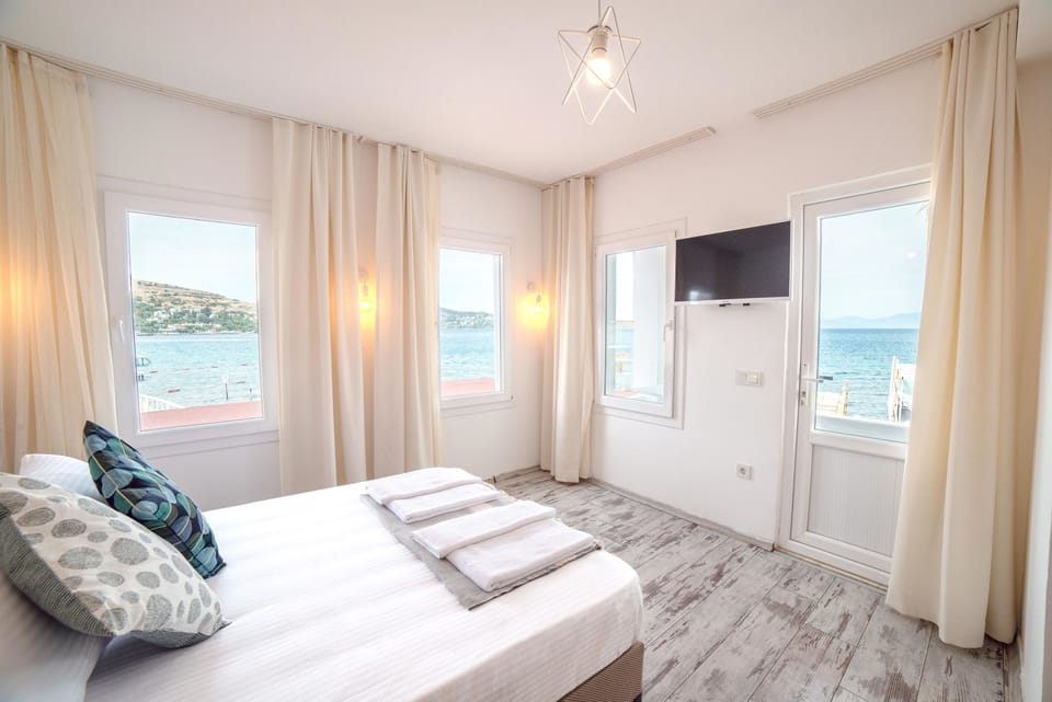 Deluxe Suite, Sea View | Free minibar items, desk, iron/ironing board, free WiFi