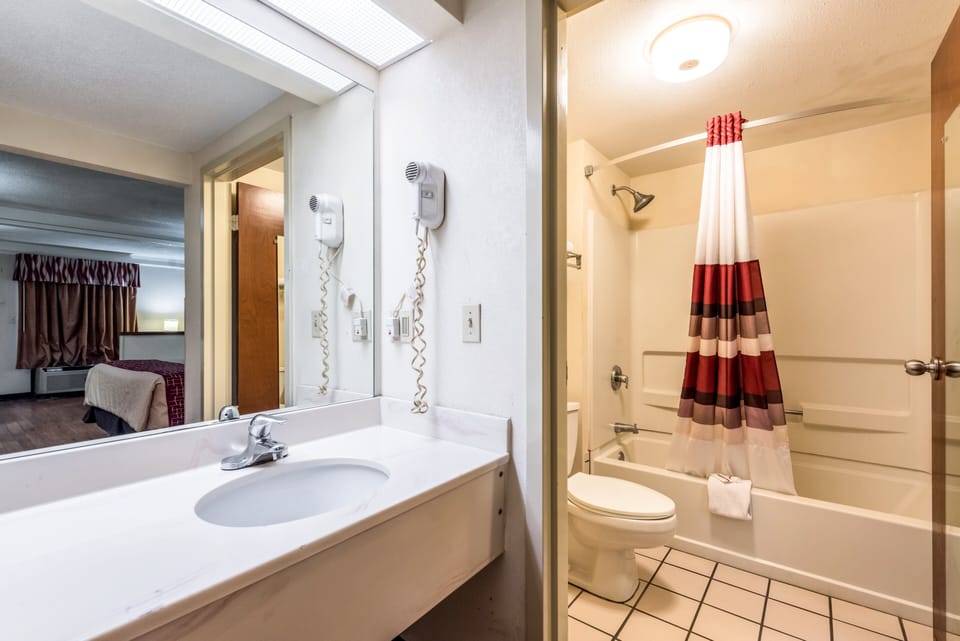 Superior Room, 1 King Bed, Non Smoking | Bathroom | Combined shower/tub, free toiletries, hair dryer, towels