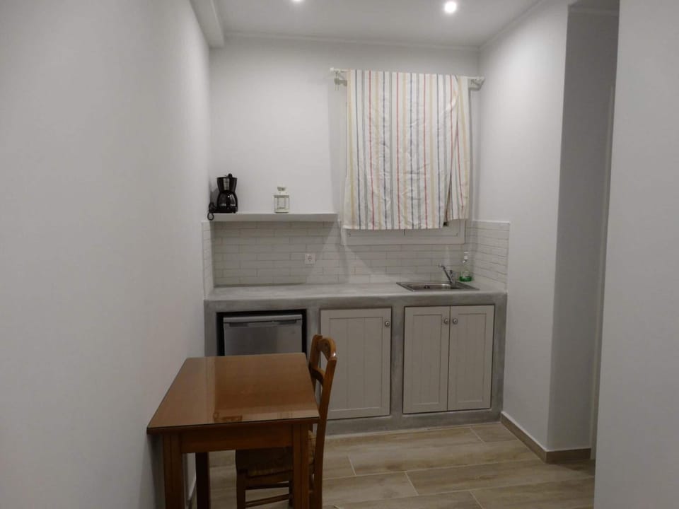 Fridge, stovetop, electric kettle, cookware/dishes/utensils