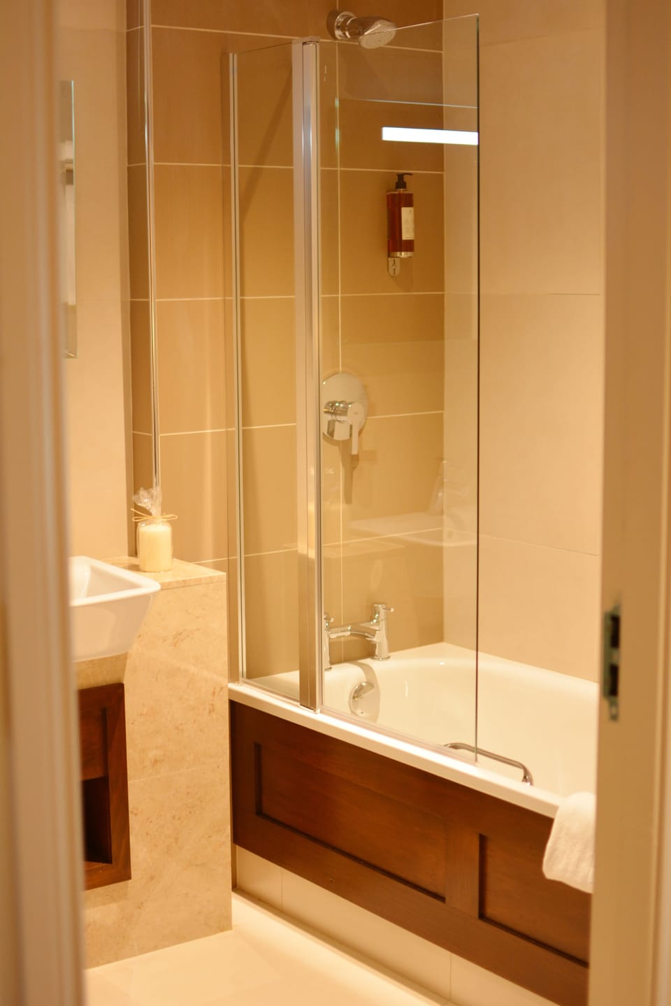Combined shower/tub, free toiletries, hair dryer, towels