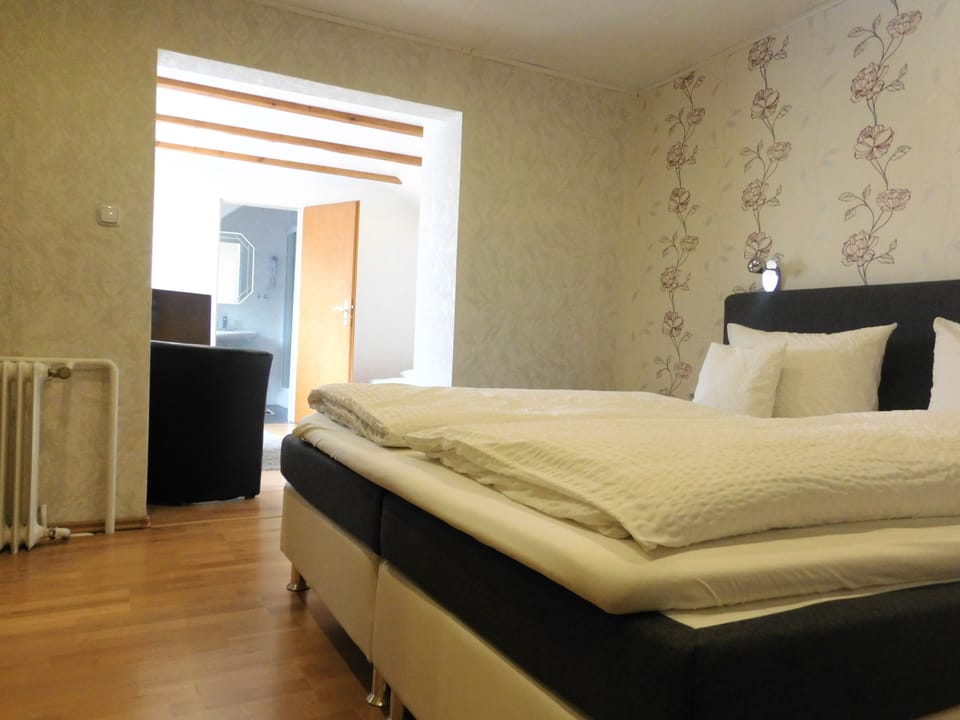Triple Room | Free cribs/infant beds, free WiFi, bed sheets