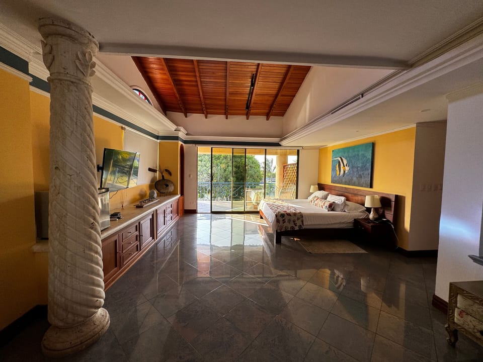 Exclusive Suite, 1 King Bed, Beach View, Beachfront | Frette Italian sheets, hypo-allergenic bedding available