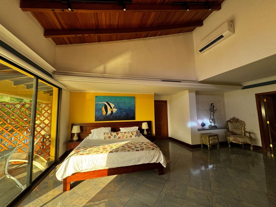 Exclusive Suite, 1 King Bed, Beach View, Beachfront | Frette Italian sheets, hypo-allergenic bedding available