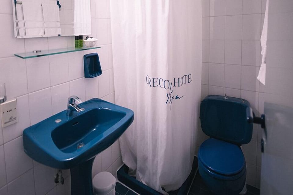 Double Room | Bathroom | Shower, free toiletries, hair dryer, towels