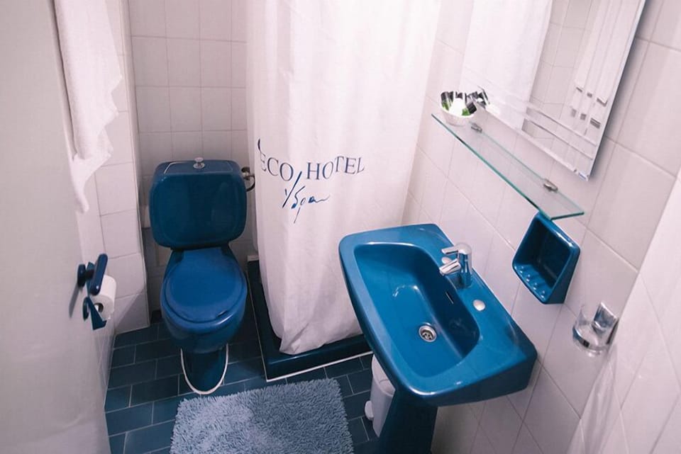 Double Room | Bathroom | Shower, free toiletries, hair dryer, towels