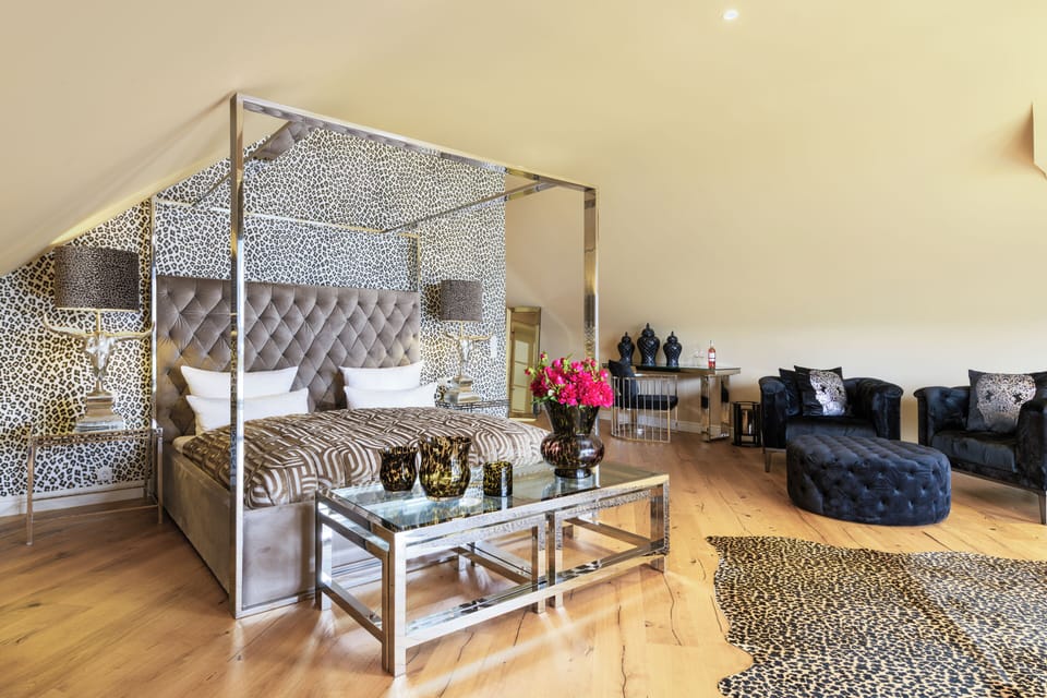 Design Studio Suite | Desk, cribs/infant beds, free WiFi, bed sheets