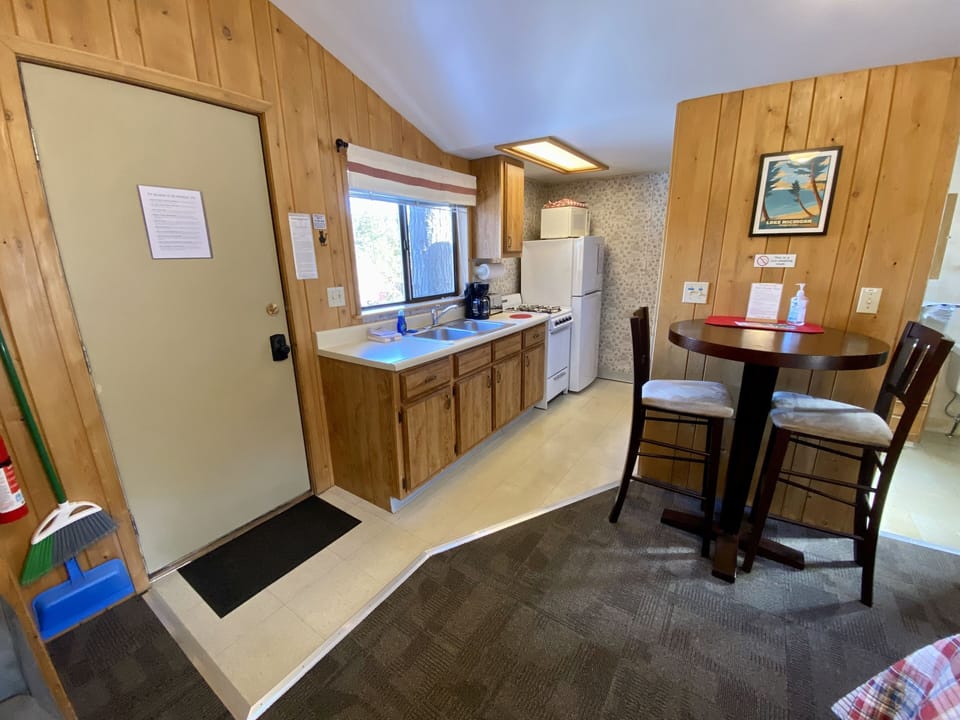 Cabin 3 | Individually decorated, individually furnished, iron/ironing board
