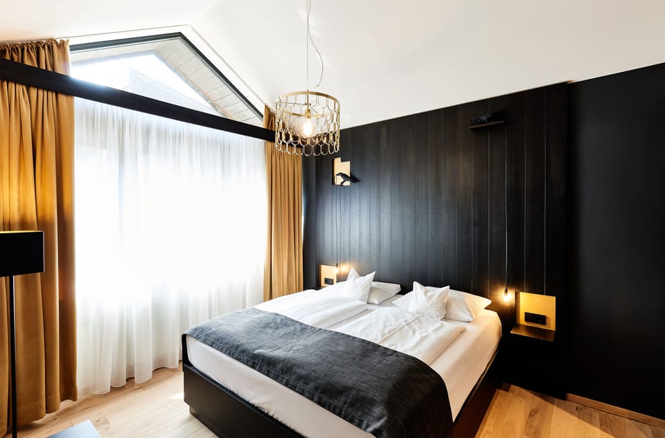 Suite | Hypo-allergenic bedding, in-room safe, desk, laptop workspace