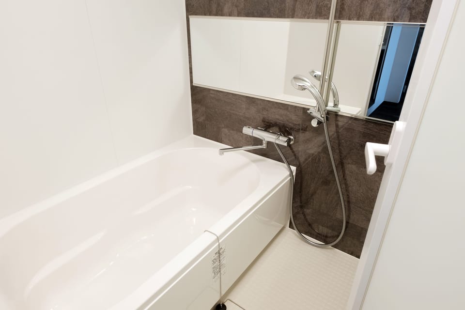 Western Style Executive Room | Bathroom | Combined shower/tub, free toiletries, hair dryer, electronic bidet