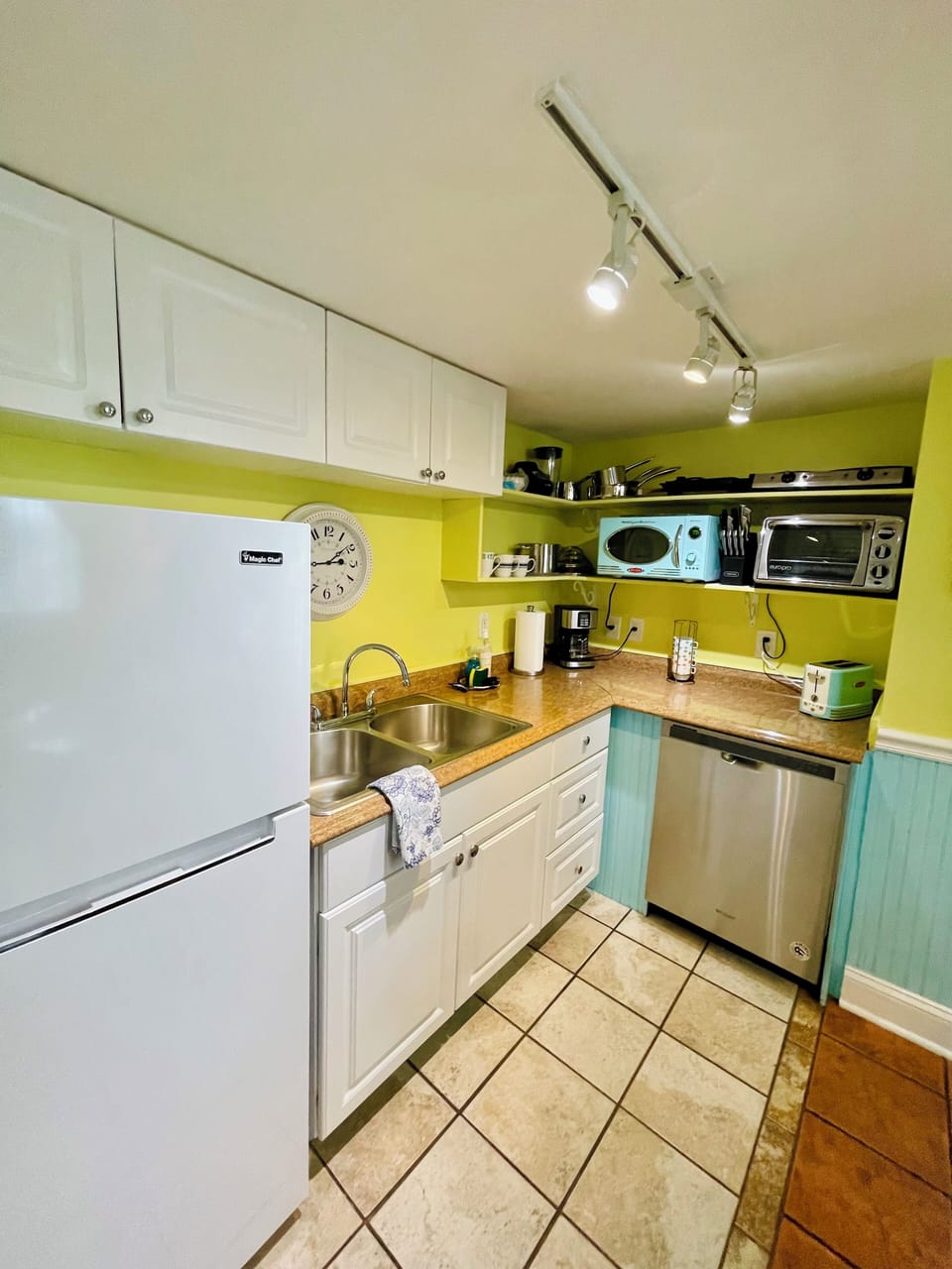 Kitchennette w/ most essentials provided.