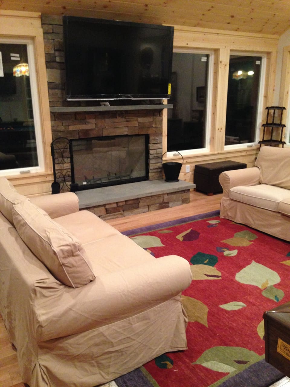 Great Room w\ 65' Smart TV, Fireplace