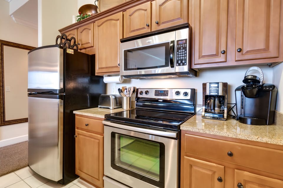 Fully stocked Kitchen!