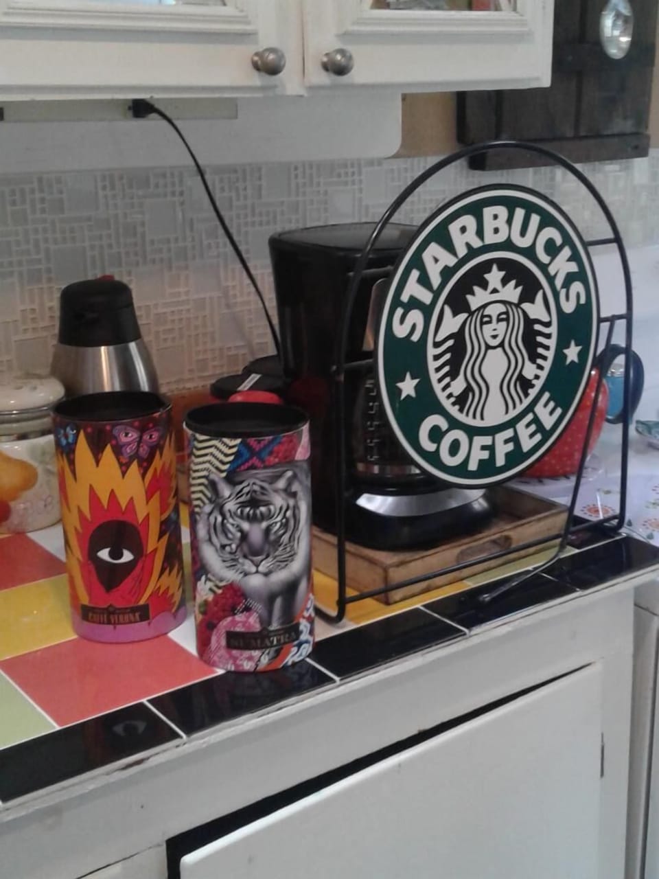 The Zoo provides both Starbucks and  Folger'coffees.  Also a selection of teas!